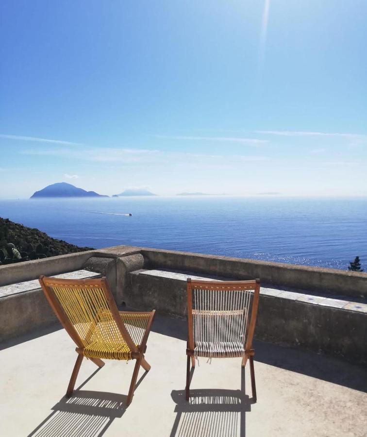 Alicudi Giardino Dei Carrubi- Al Gradino 365 Bed & Breakfast Dış mekan fotoğraf