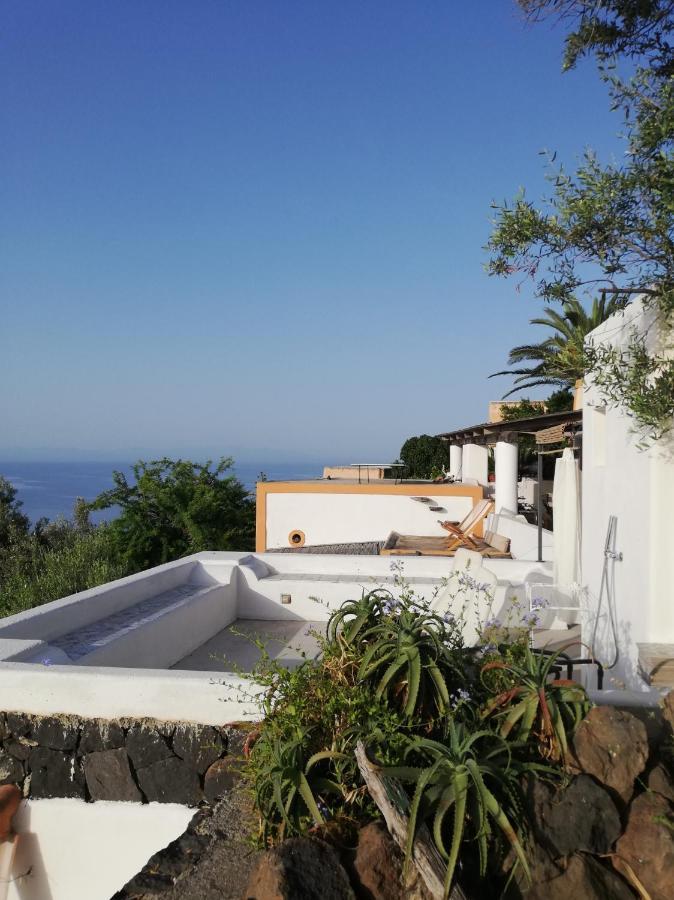 Alicudi Giardino Dei Carrubi- Al Gradino 365 Bed & Breakfast Dış mekan fotoğraf