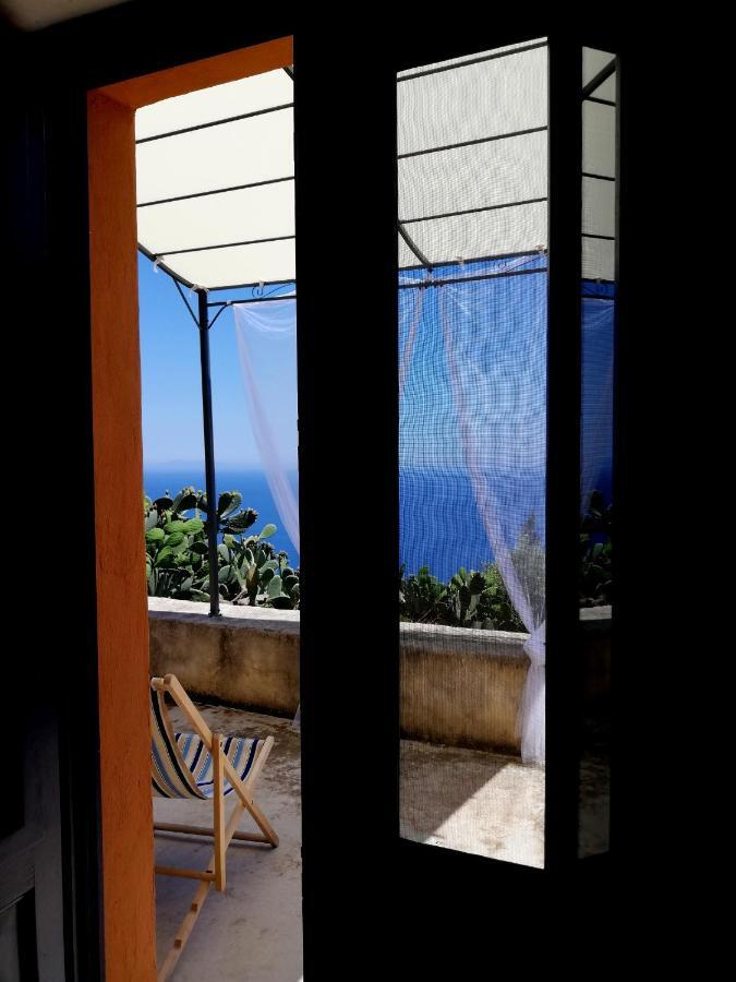 Alicudi Giardino Dei Carrubi- Al Gradino 365 Bed & Breakfast Dış mekan fotoğraf